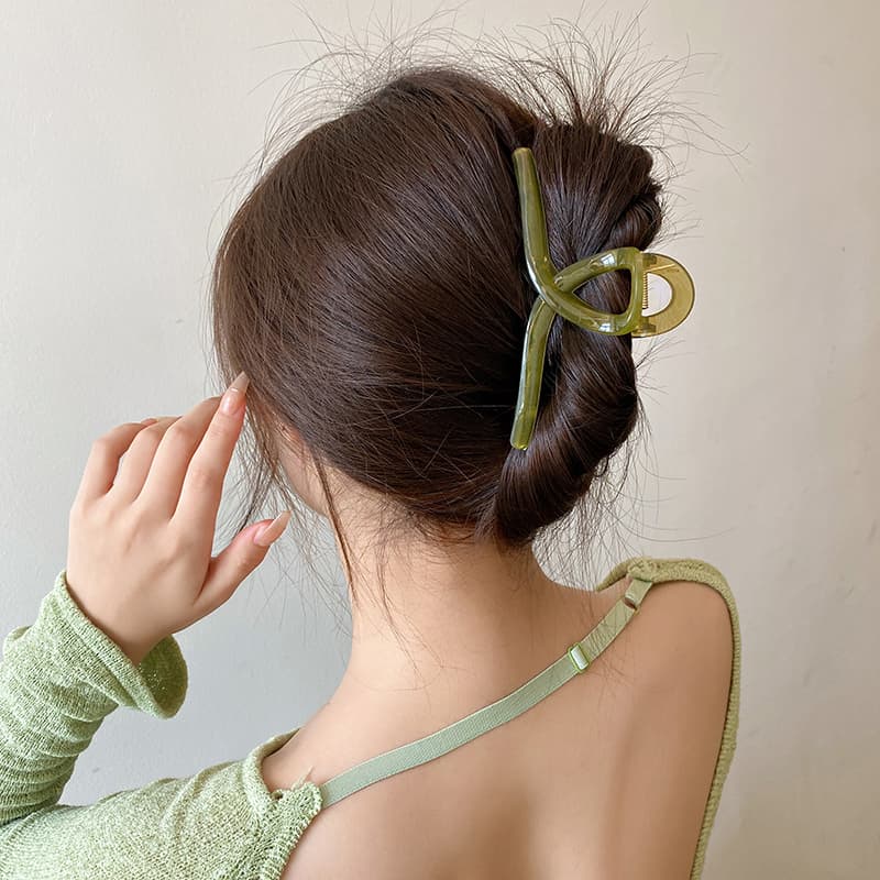 ヘアアクセサリー 透明感のある丸型金具付きスティックバレッタ