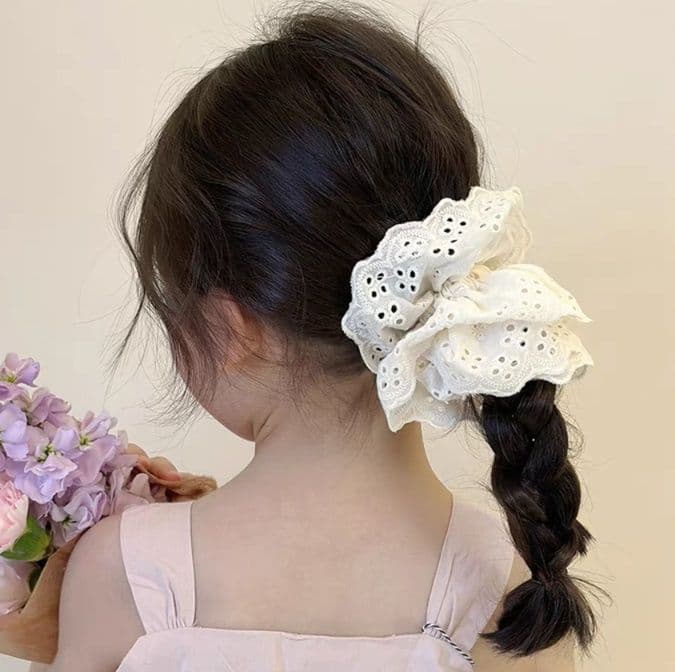 ヘアアクセサリー シュシュ レース花模様ふんわりシュシュ