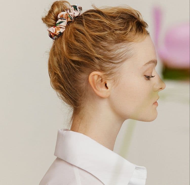 ヘアアクセサリー シュシュ ハートチャーム付き絹風シュシュ