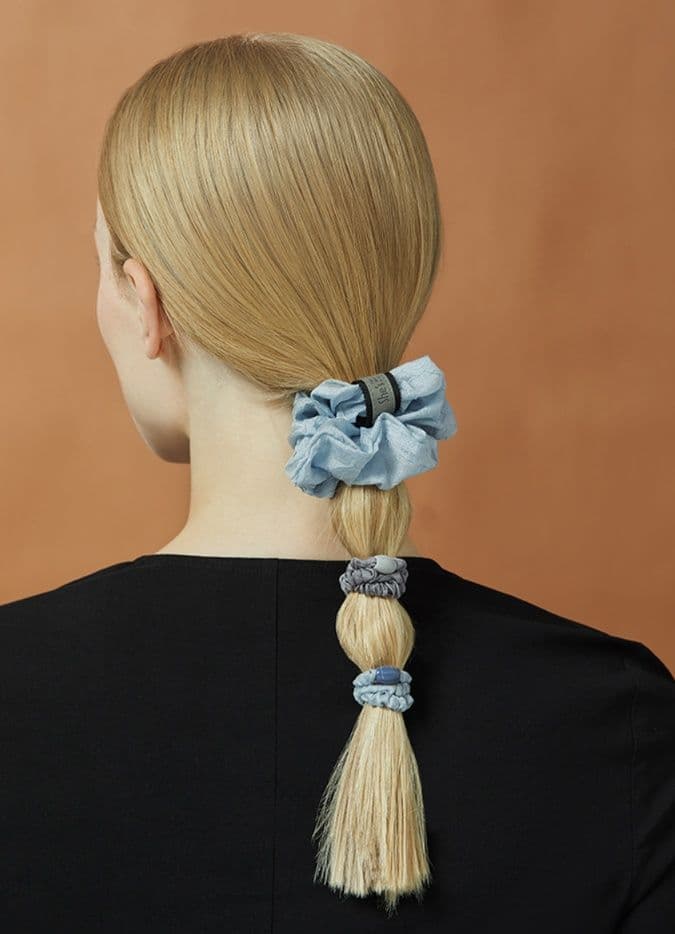 ヘアアクセサリー シュシュ ハートチャーム付き絹風シュシュ