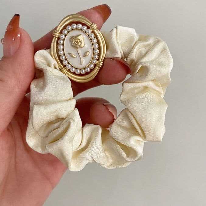 ヘアアクセサリー シュシュ 薔薇のモチーフ
