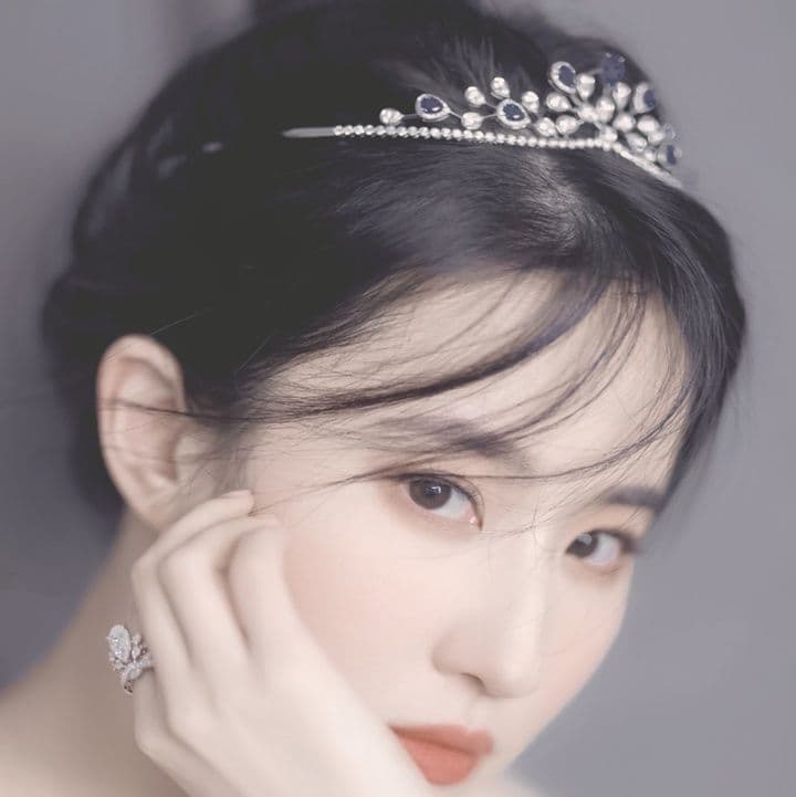 ヘアアクセサリー 華やか装飾石付きティアラ風カチューシャ