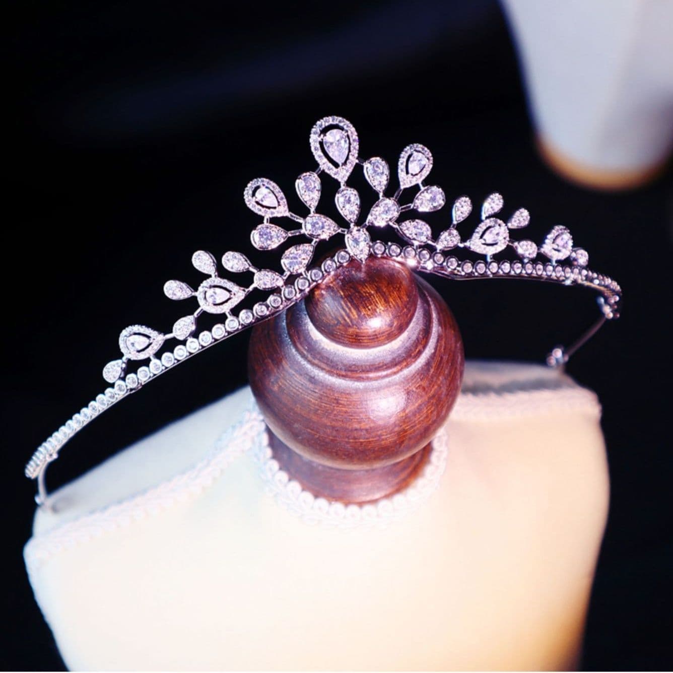ヘアアクセサリー 華やか装飾石付きティアラ風カチューシャ