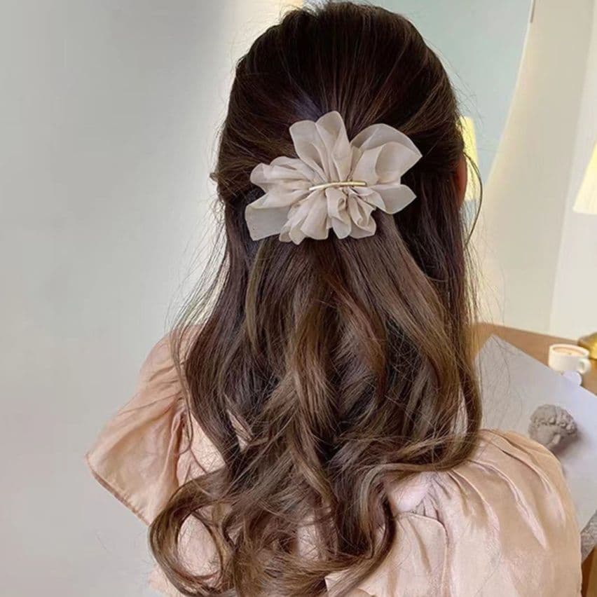 上品シフォンフラワーバレッタ 大人可愛いヘアアレンジ