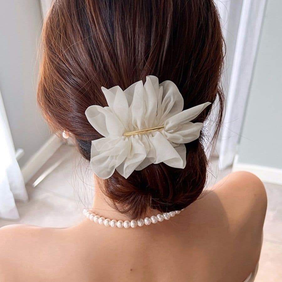 上品シフォンフラワーバレッタ 大人可愛いヘアアレンジ