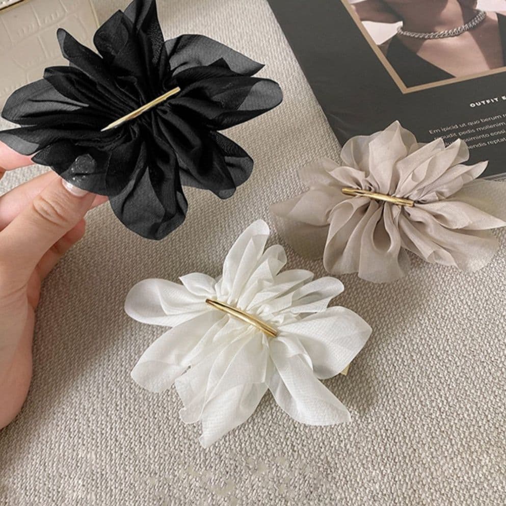 上品シフォンフラワーバレッタ 大人可愛いヘアアレンジ