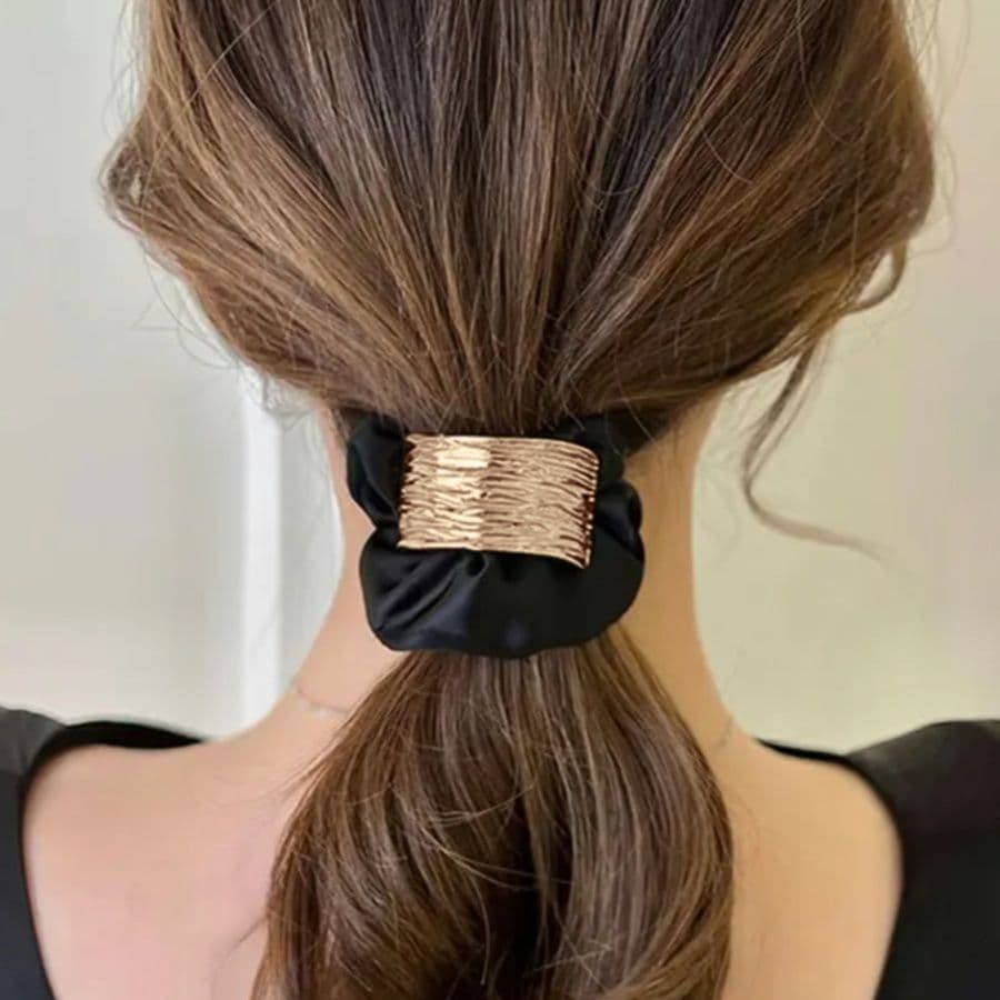 金属プレート付きシュシュ 上品な大人ヘアゴム