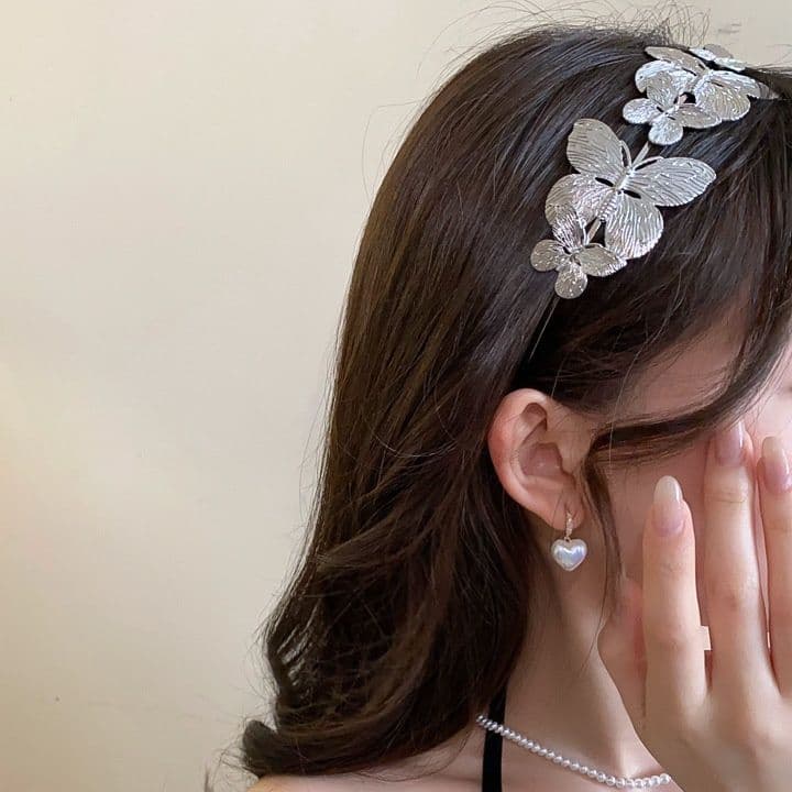ヘアアクセサリー 立体的な蝶々モチーフの華やかカチューシャ