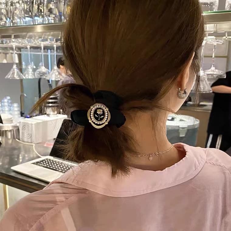 ヘアアクセサリー シュシュ 薔薇のモチーフ