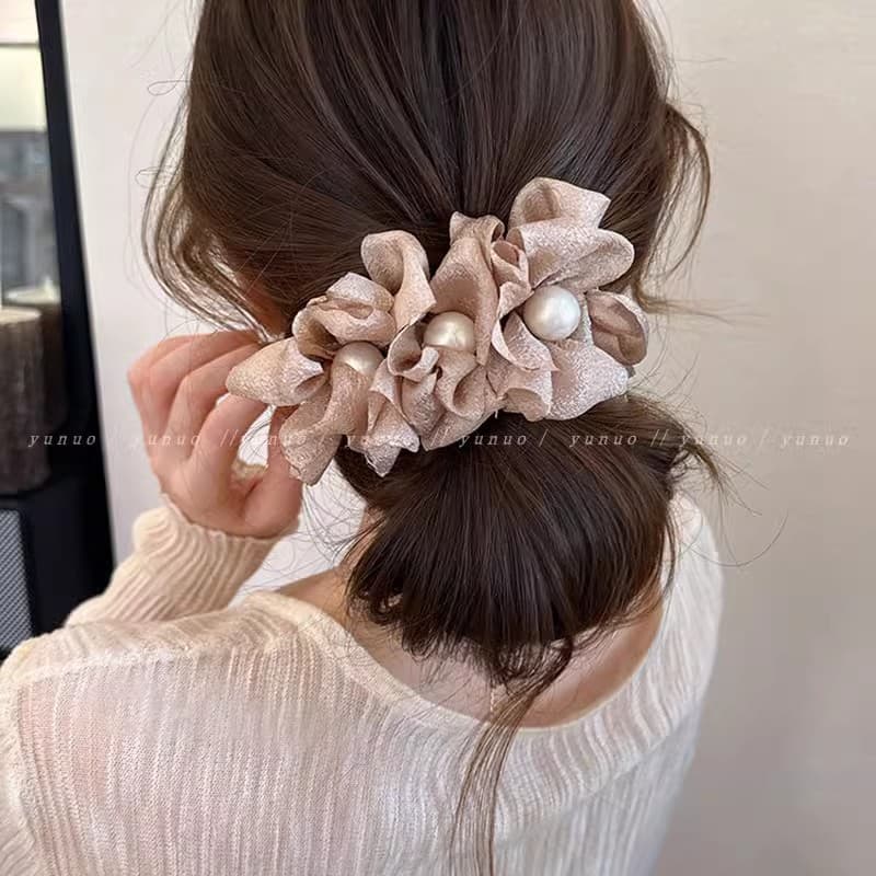 ヘアアクセサリー シアーフラワーパール付きシュシュ風バレッタ