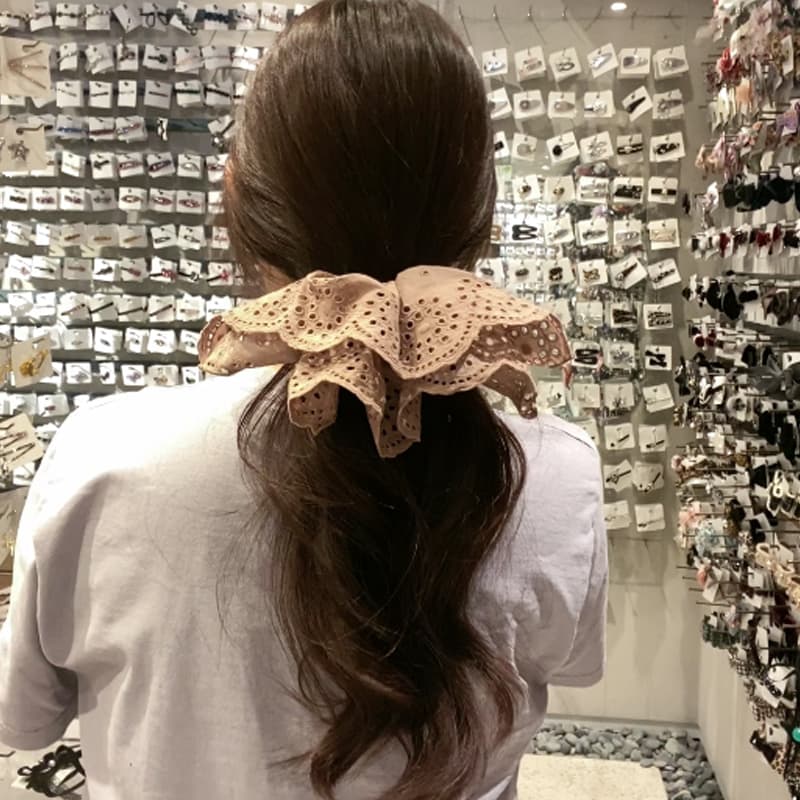 ヘアアクセサリー シュシュ 繊細レース花びらシュシュ