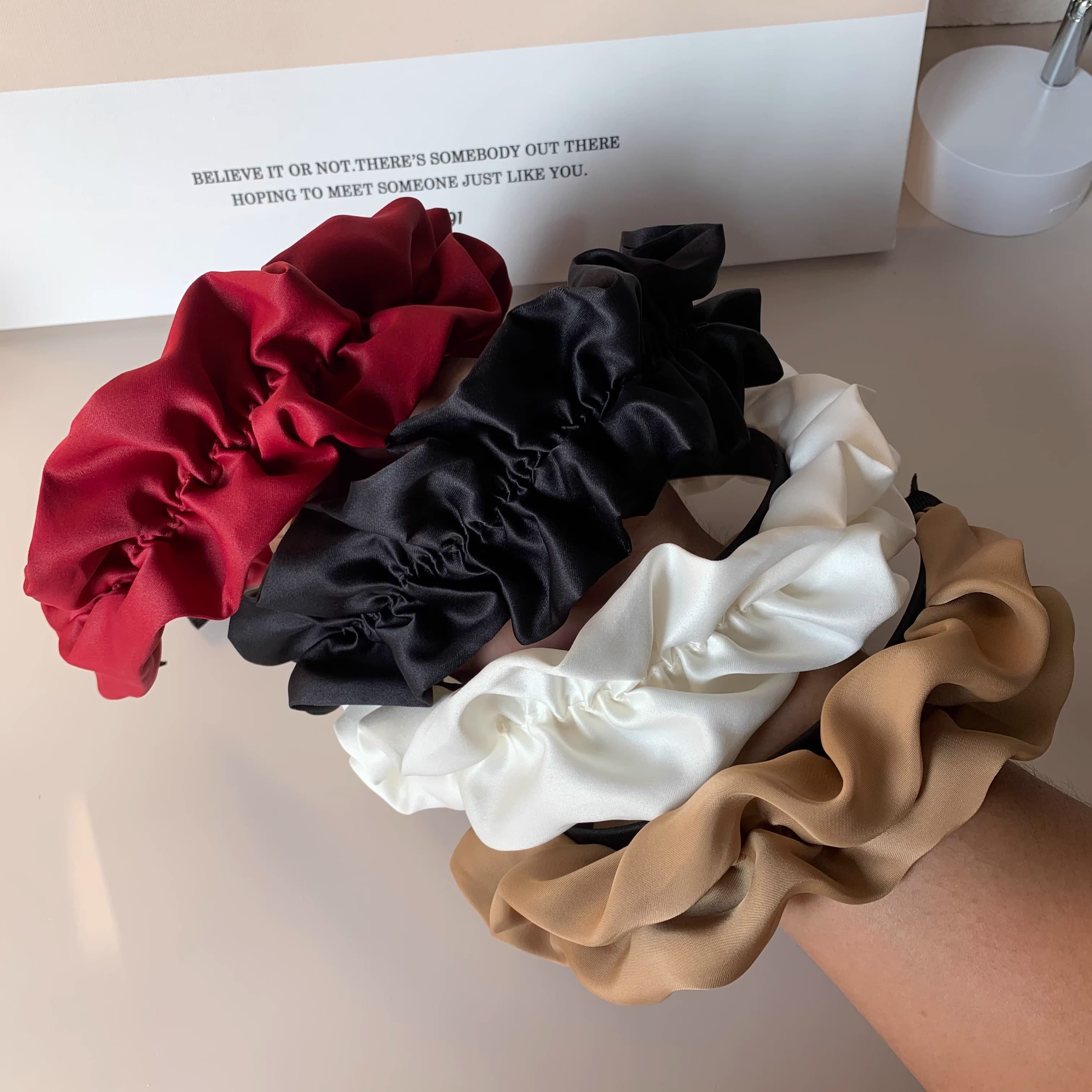 ヘアアクセサリー カチューシャ 贅沢フリルサテン