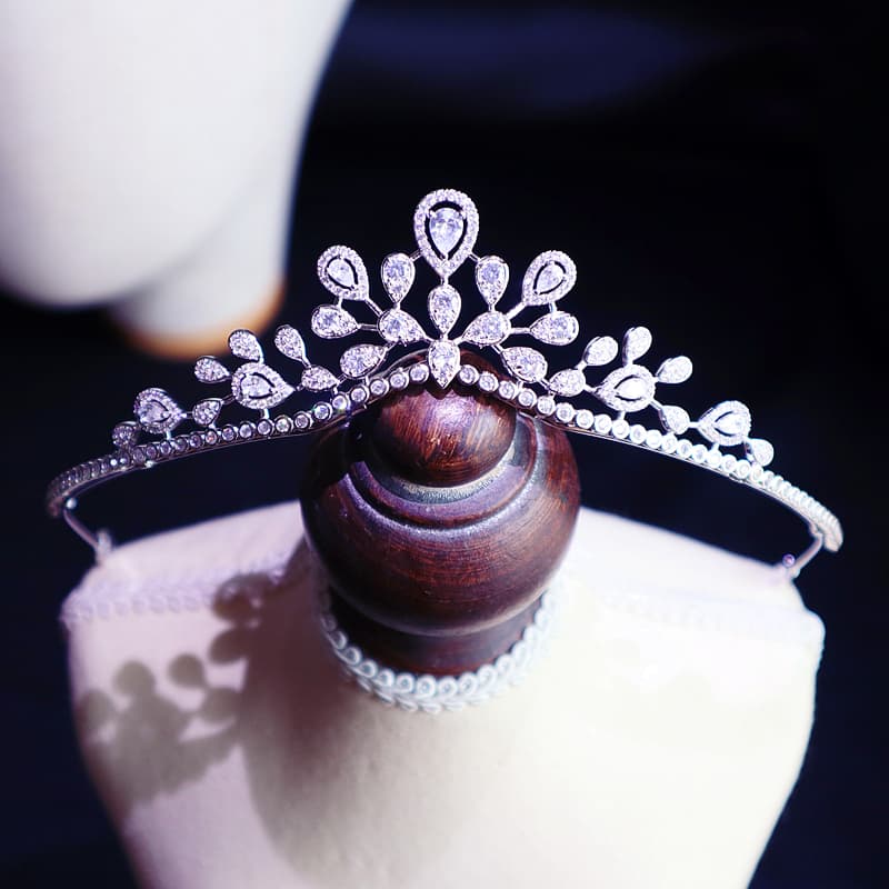 ヘアアクセサリー 華やか装飾石付きティアラ風カチューシャ