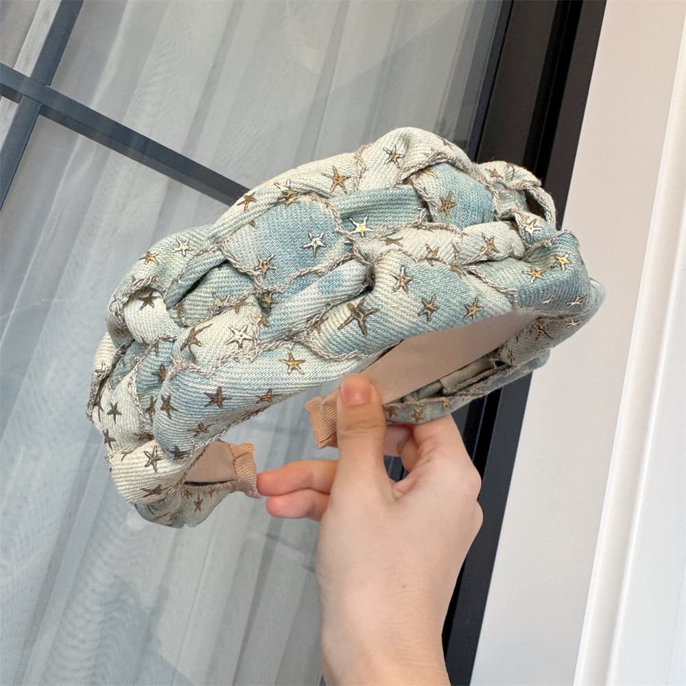 ヘアアクセサリー 星刺繍デニム風カチューシャ 幅広ねじりデザイン 2色