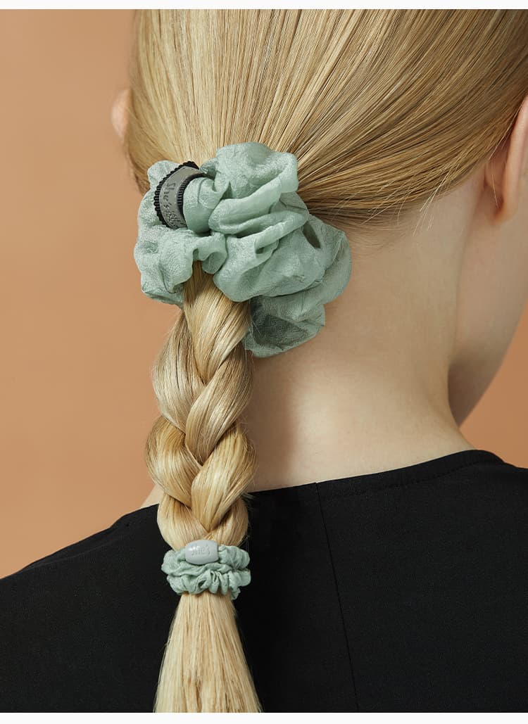ヘアアクセサリー シュシュ ハートチャーム付き絹風シュシュ