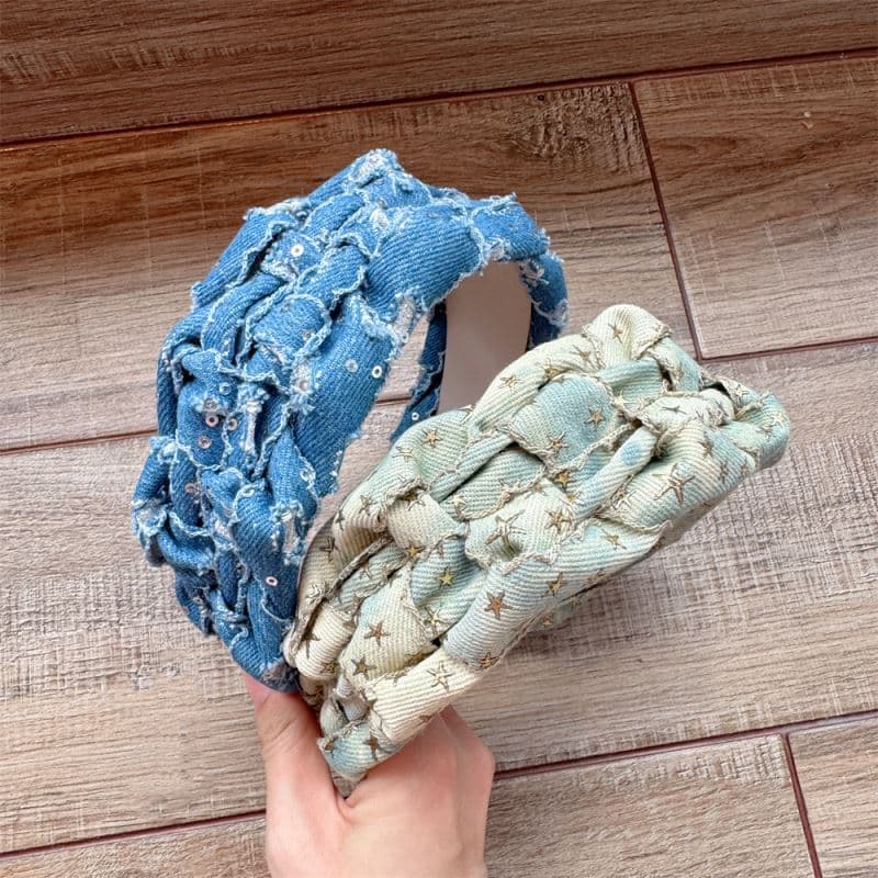 ヘアアクセサリー 星刺繍デニム風カチューシャ 幅広ねじりデザイン 2色