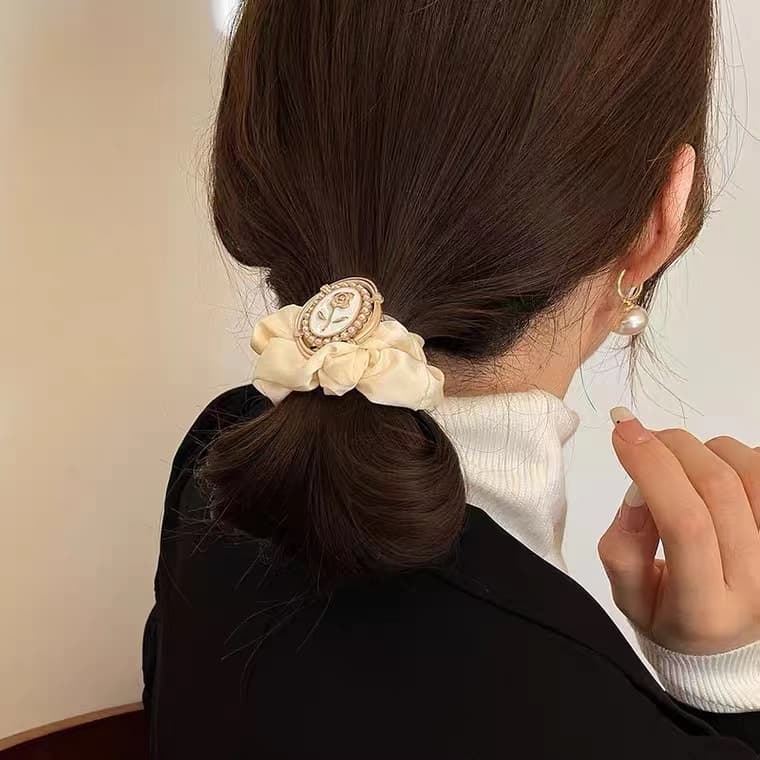 ヘアアクセサリー シュシュ 薔薇のモチーフ