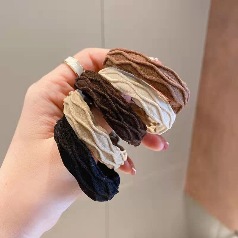 ヘアアクセサリー シュシュ うねり模様のやわらか布製シュシュ