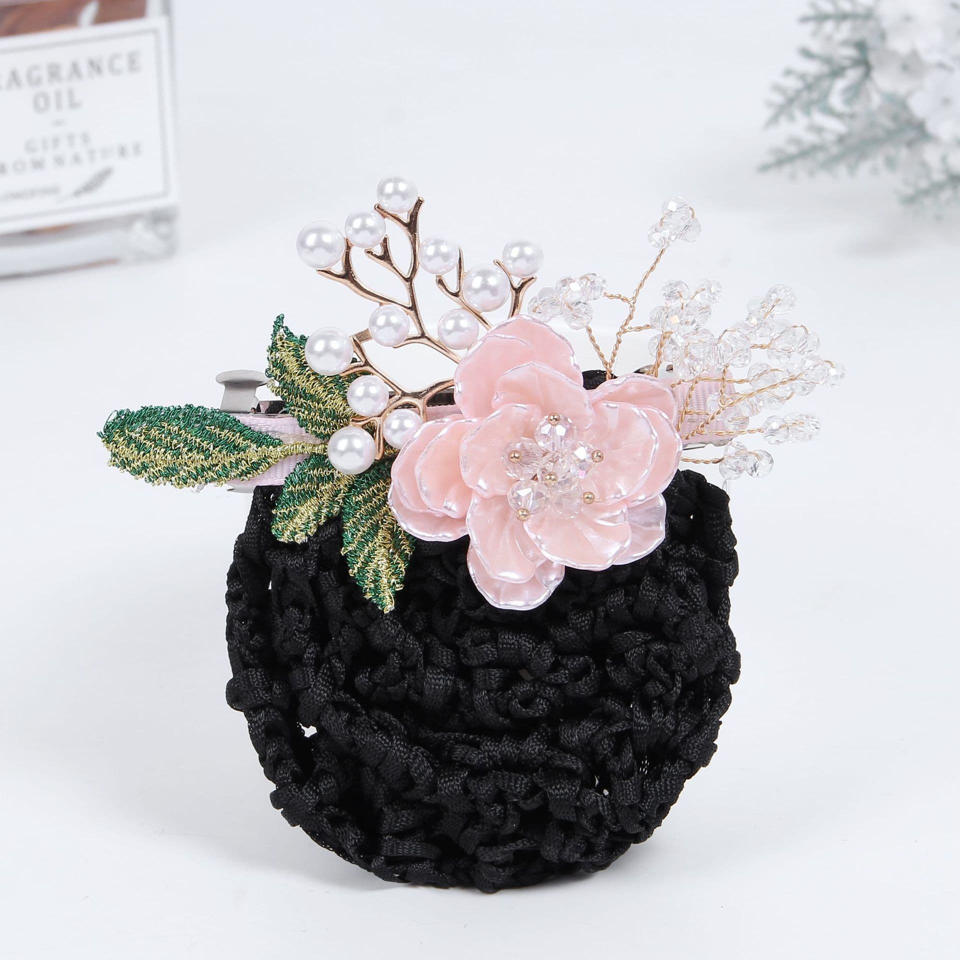 ヘアアクセサリー 華やか花飾り真珠付き編み込みバレッタ
